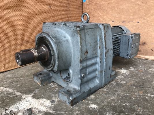 ขายมอเตอร์เกียร์ SEW eurodrive 0.55Kw 380V อัตราทด 1:76.6 เพลาออกประมาณ 18รอบต่อนาที ของใหม่เก่าเก็บ ไม่เคยใช้งาน