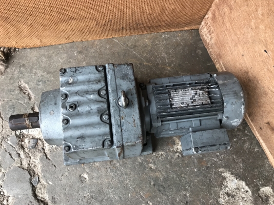 ขายมอเตอร์เกียร์ SEW eurodrive 0.55Kw 380V อัตราทด 1:76.6 เพลาออกประมาณ 18รอบต่อนาที ของใหม่เก่าเก็บ ไม่เคยใช้งาน