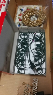 สองกล่องนี้ 350บ.ส่งถึงบ้านฟรีโทร 083-2000058 LINE ID: line832923 ต้นคริสต์มาสพร้อมไฟประดับและอุปกรณ