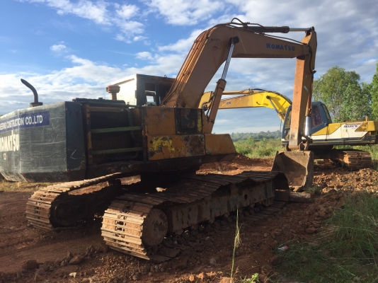 ขายด่วน KOMATSU PC200-3 สภาพพร้อมใช้งาน เครื่อง6HE1 ปั้มK3V โซ่ช่วงล่างพร้อมใช้งาน คอลโทรลสั้น เอกสารสัญญาซื้อขาย สนใจสอบถาม 093-0764943  088-3223272 K ตั้ม