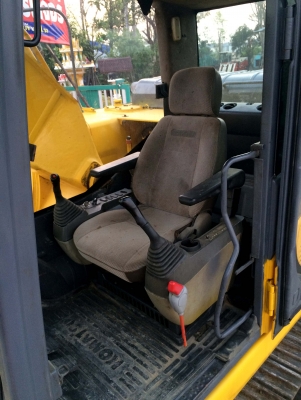 ขายรถแม็คโค KOMATSU PC200-8 สนใจติดต่อ 086-324-1992 086-775-7900