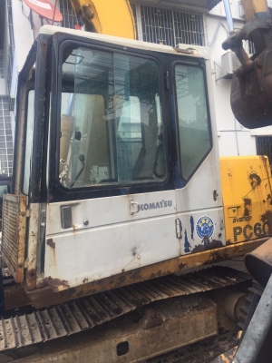 ขายรถขุดเก่าญี่ปุ่นแท้100\%  komatsu pc60-6 รถสวยใช้งานน้อย 3800ชั่วโมง เอวแน่น ช่วงล่างสวยพร้อมใช้งาน เอกสารอินวอย สนโทร089-2579650