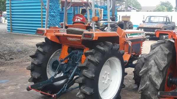 คูโบตัา L1-24สองเพลา พวงมาลัยเพาวเวอร์ รถใช้งานได้ปกติสีเดิม ยางพอใ