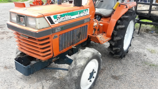 คูโบตัา L1-24สองเพลา พวงมาลัยเพาวเวอร์ รถใช้งานได้ปกติสีเดิม ยางพอใ