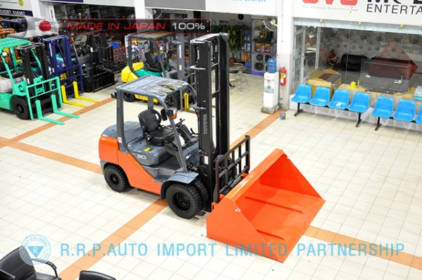 ขายรถโฟล์คลิฟท์มือสอง TOYOTA รุ่น 8FDJ30-31917 นำเข้าจากประเทศญี่ปุ่น 100\% ไม่เคยใช้งานในไทย