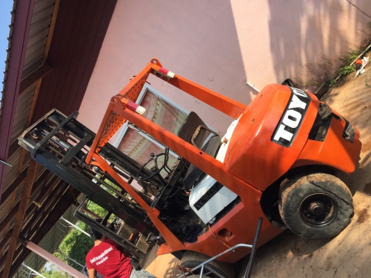 Toyota Forkliff 2ตันกว่า เครื่องดีเชล ยกได้6เมตร 0821109440