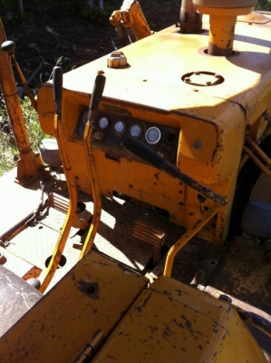 ขาย 165,000 บาท KOMATSU D40-1 เครื่องดี เกียร์ดี โช่หนา ใบสวย เอกสารเล่มทะเบียน  รถอยู่ จ.อุบลราชธานี โทร&amp;ไอดีไลน์ 0610710295