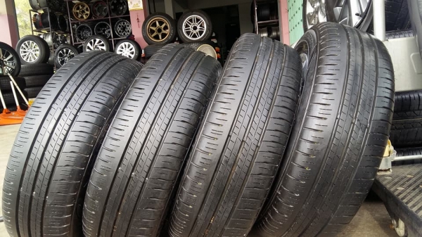 ขายล้อแม็กป้ายแดง toyota yaris 15" พร้อมยางปี17สนใจติดต่อร้าน ก.เจริญการยางครับ 081-3747940, ID:line 0813747940 ครับ