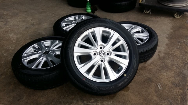 ขายล้อแม็กป้ายแดง toyota yaris 15" พร้อมยางปี17สนใจติดต่อร้าน ก.เจริญการยางครับ 081-3747940, ID:line 0813747940 ครับ