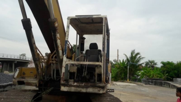 ขาย 295,000 KOMATSU pc 200-3 เครื่องเดิมปั้มเดิมแรง เอวแน่น ช่วงล่างพร้อมใช้ รถอยู่ ปทุมธานี 090-772-3710 090-772-3708