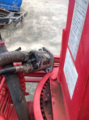 ขายด่วน !!!  เครนสีแดง ยี่ห้อ unic ของเก่าจากญี่ปุ่น