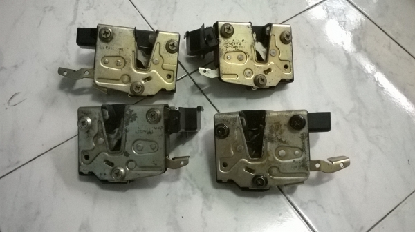 ขายชุดกลอนในเปิดประตู e30 4ประตู สภาพok 1ชุด โทร0924462525โส กทม