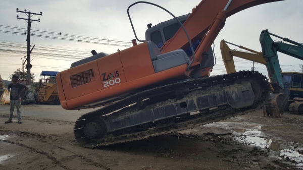 ขายด่วน!! Hitachi ZX200-1 สภาพสวยค่ะ