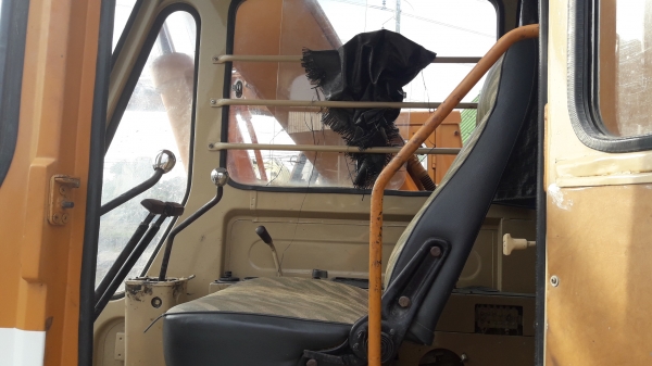 ขายรถแบ็คโฮ KOMATSU PC100-1 มีไลน์หัวกระแทก สภาพสวย ๆ เดิม ๆ เหมาะไปติดหัวคีบไม้