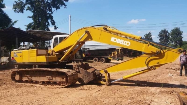 ขาย 650,000 KOBELCO SK200 MARK 3 เก๋งเทา เครื่องดี ปั้มแรง เอวแน่น ช่วงล่างดี ไฟฟ้าตัด เอกสารอินวอยท์  สินค้าอยู่  อุดรธานี โทร090-772-3708,090-772-3710
