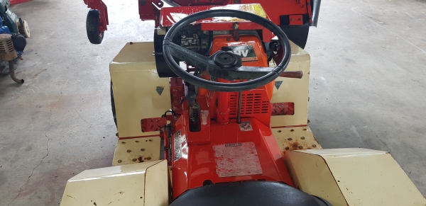 รถตัดหญ้านั่งขับ 4 wd รถตัดหญ้านั่งขับ 4 wd