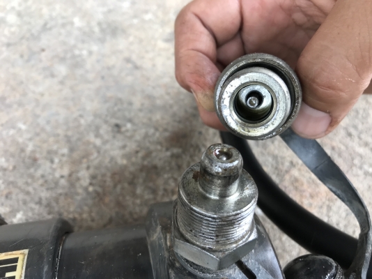 ขายตัวย้ำหัวสายระบบไฮโดรลิคมือโยก Yoshi made in Taiwan สภาพสวย พร้อมใช้งาน