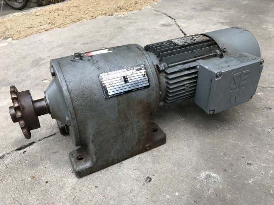 ขายมอเตอร์เกียร์ SEW eurodrive 1HP. 380V มีระบบเบรคในตัว อัตราทด 1:43 เพลาออกประมาณ 32รอบต่อนาที สภาพสวยเดิมๆ หมุนนิ่ม พร้อมใช้งาน