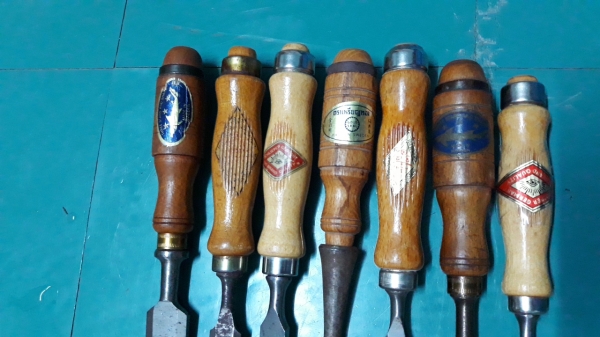 ขายสิ่วด้ามไม้งานเก่าเก็บหลายขนาดราคาต่อตัว