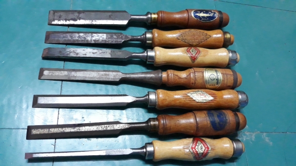 ขายสิ่วด้ามไม้งานเก่าเก็บหลายขนาดราคาต่อตัว