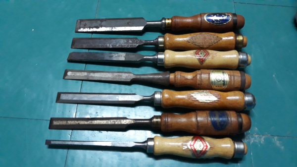 ขายสิ่วด้ามไม้งานเก่าเก็บหลายขนาดราคาต่อตัว