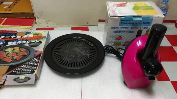 คู่นี้ 600บ.ส่งถึงบ้านฟรีโทร 083-2000058 LINE ID: line832923 2รายการสินค้ามี - frozen fruit makerเครื่องทำน้ำผลไม้สกัดกาก (ใช้ไฟ100V.) - ถาดย่างอาหารบนเตาแก็สแบบไม่สัมผัสแก็สสองชั้นตามภาพ