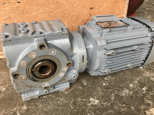 ขายมอเตอร์เกียร์เพลาสวม SEW eurodrive 1HP. 380V อัตราทด 1:45 เพลาออกประมาณ 32รอบต่อนาที ของใหม่ไม่เคยใช้งาน