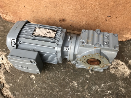 ขายมอเตอร์เกียร์เพลาสวม SEW eurodrive 1HP. 380V อัตราทด 1:45 เพลาออกประมาณ 32รอบต่อนาที ของใหม่ไม่เคยใช้งาน