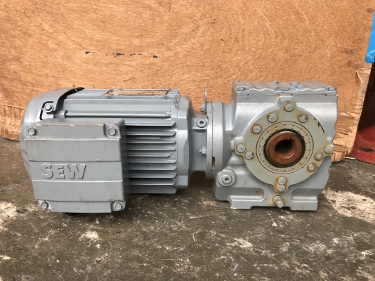 ขายมอเตอร์เกียร์เพลาสวม SEW eurodrive 1HP. 380V อัตราทด 1:45 เพลาออกประมาณ 32รอบต่อนาที ของใหม่ไม่เคยใช้งาน