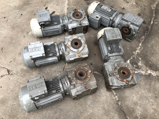 ( เหลือ 1 ตัวครับ )ขายมอเตอร์เกียร์เพลาสวม SEW eurodrive 1HP. 380V อัตราทด 1:44.5 เพลาออกประมาณ 31รอบต่อนาที สภาพดีเดิมๆ หมุนนิ่ม ถอดโรงงาน พร้อมใช้งาน มี 5ตัวครับ