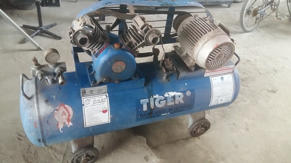 ขาย ปั้มลมมือสอง tiger 2แรงมอเตอ3แรงไฟ3เฟส ใช้งานได้ค่ะ สนใจทักค่ะ 0898147679