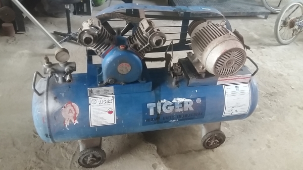 ขาย ปั้มลมมือสอง tiger 2แรงมอเตอ3แรงไฟ3เฟส ใช้งานได้ค่ะ สนใจทักค่ะ 0898147679