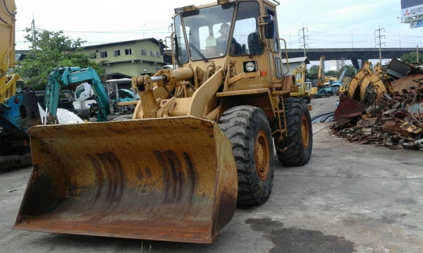 รถตักล้อยาง CAT 936 E