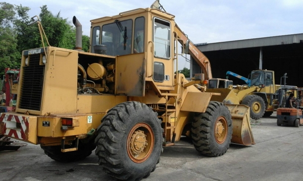 รถตักล้อยาง CAT 936 E