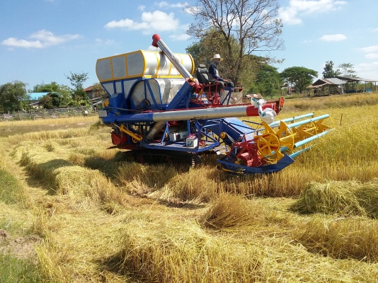 แบ่ง ๆ กันไปใช้ครับ เกี่ยวเสร็จแล้ว 500,000 ลดราคาให้ไปเกี่ยวได้เลย ราคาต่อรองได้ รถกำลังเกี่ยวข้าวครับ  เดิน 10 ht 6hhe 210 + turbo โซ่ 46 ข้อ d2 ปั้ม Dykin 23 สภาพที่ขายไม่ใช่สภาพนี้