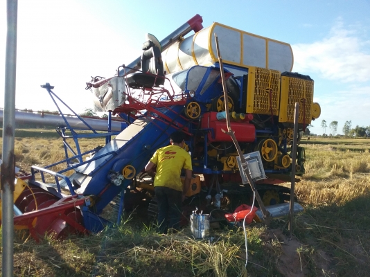 แบ่ง ๆ กันไปใช้ครับ เกี่ยวเสร็จแล้ว 500,000 ลดราคาให้ไปเกี่ยวได้เลย ราคาต่อรองได้ รถกำลังเกี่ยวข้าวครับ  เดิน 10 ht 6hhe 210 + turbo โซ่ 46 ข้อ d2 ปั้ม Dykin 23 สภาพที่ขายไม่ใช่สภาพนี้