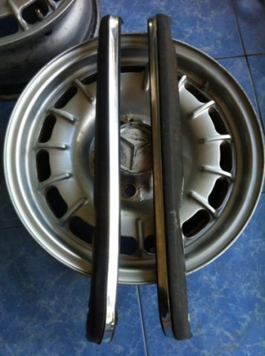 คิ้วใต้ไฟท้ายBENZ w123