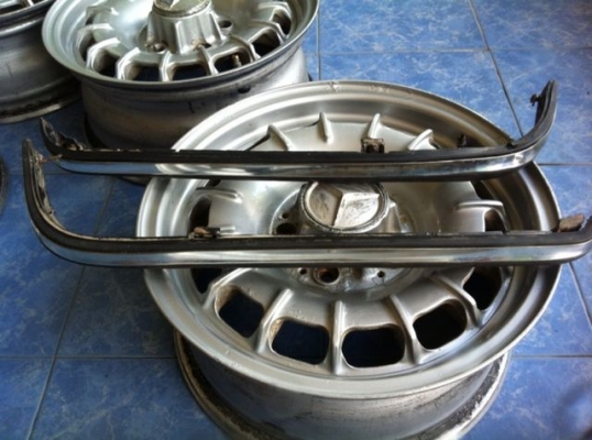 คิ้วใต้ไฟท้ายBENZ w123