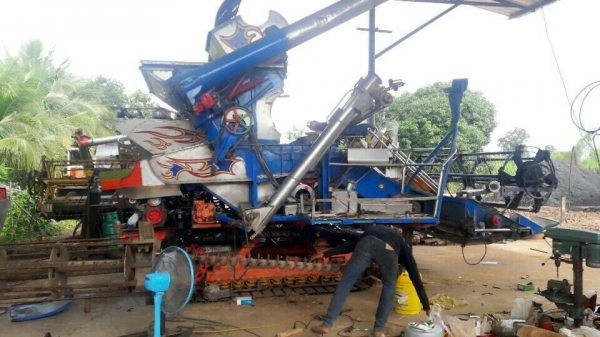 ขายรถเกี่ยวข้าว สามชุกการช่างเครื่องJO8Cโบว์