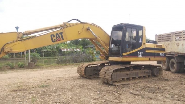 ขาย 635,000 CAT 320 V 2 ไฟฟ้าครบ  เครื่องดี ปั้มแรง เอวแน่น ช่วงล่างสวย เอกสารเล่มทะเบียน รถอยู่ นครปฐม 090-772-3710 090-772-3708