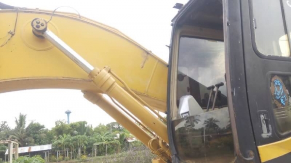 ขาย 635,000 CAT 320 V 2 ไฟฟ้าครบ  เครื่องดี ปั้มแรง เอวแน่น ช่วงล่างสวย เอกสารเล่มทะเบียน รถอยู่ นครปฐม 090-772-3710 090-772-3708