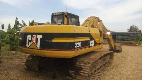 ขาย 635,000 CAT 320 V 2 ไฟฟ้าครบ  เครื่องดี ปั้มแรง เอวแน่น ช่วงล่างสวย เอกสารเล่มทะเบียน รถอยู่ นครปฐม 090-772-3710 090-772-3708