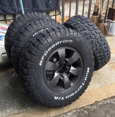 ล้อขอบ16 สีเทาดำ ยางBF MUD Km2 265/75/16 สภาพสวย ทั้งชุด