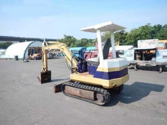 ขายถูก***รถขุด  KOMATSU  PC10-6  เก่า นอก 100\%  กว้าง 140  cm /ความยาว จากใบเกรดสุดตัวรถ  2.4 cm  /แทรคยาง /ปั้มเฟือง 3 ตอน   ยังไม่เคยใช้งานในไทย  ขายราคา210,000 บาท