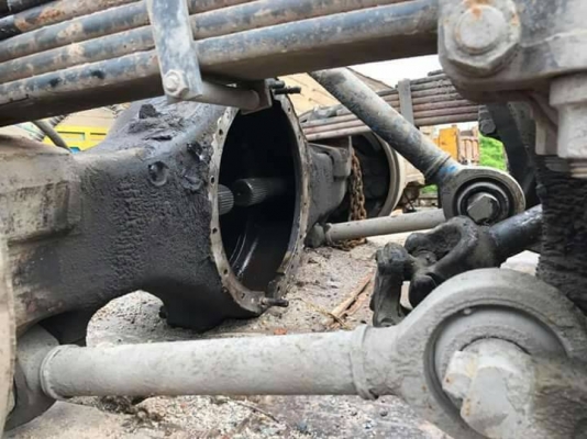 ขายเสื้อเพลา zm ยกแท่นพร้อมแหนบเฟื่องท้ายครบชุด