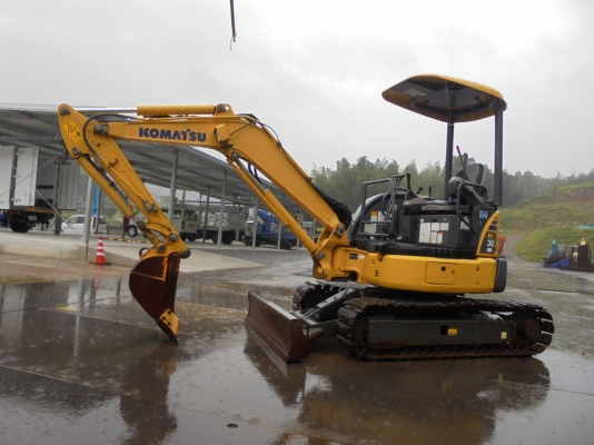 สั่งนำเข้า Komatsu PC30MR-3  062 709 1747