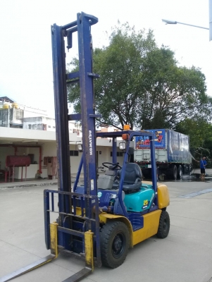 +++ ขายโฟล์คลิฟท์  KOMATSU FD25-1 4  ขนาด 2.5  ตัน  เครื่องยนต์ดีเซล  เสา   6  เมตร  เกียร์ธรรมดา  ยางตันครับ  (9,500 ) ชม. ครับ