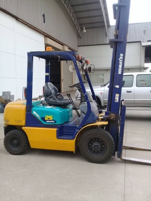 +++ ขายโฟล์คลิฟท์  KOMATSU FD25-1 4  ขนาด 2.5  ตัน  เครื่องยนต์ดีเซล  เสา   6  เมตร  เกียร์ธรรมดา  ยางตันครับ  (9,500 ) ชม. ครับ