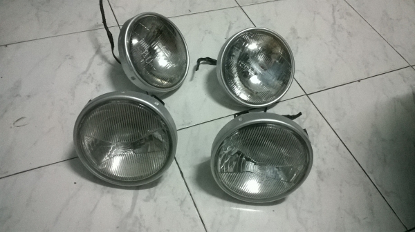 ขายไฟหน้าbmw e30แท้ 4ดวง สภาพสวย ราคา1500 โทร0924462525โส