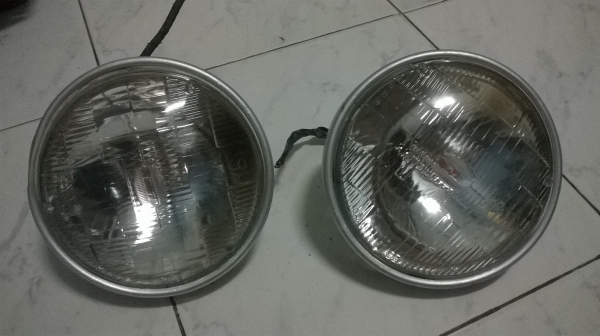 ขายไฟหน้าbmw e30แท้ 4ดวง สภาพสวย ราคา1500 โทร0924462525โส